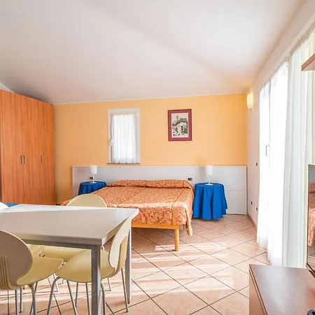 Gloria מלון דירות 4*