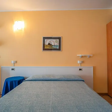 Gloria 4*
