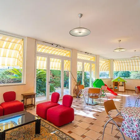 מלון דירות Gloria 4*