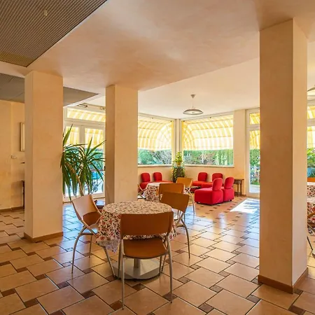 Gloria מלון דירות בורג'ו ורצי