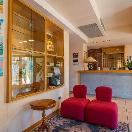 Gloria מלון דירות 4*