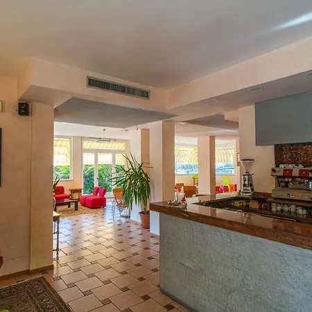 Gloria מלון דירות בורג'ו ורצי