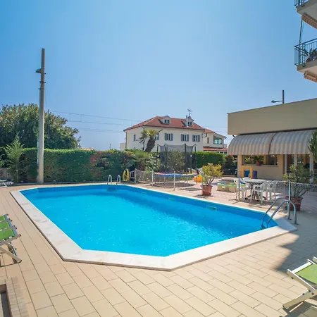 Gloria מלון דירות בורג'ו ורצי