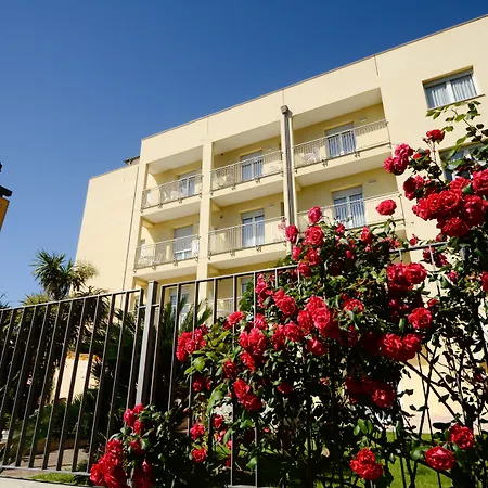 מלון דירות Gloria 4*