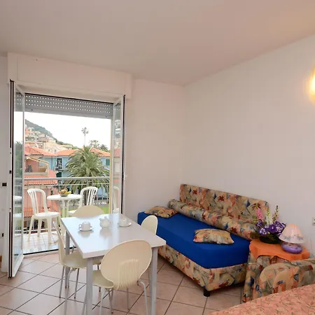 מלון דירות Gloria 4*